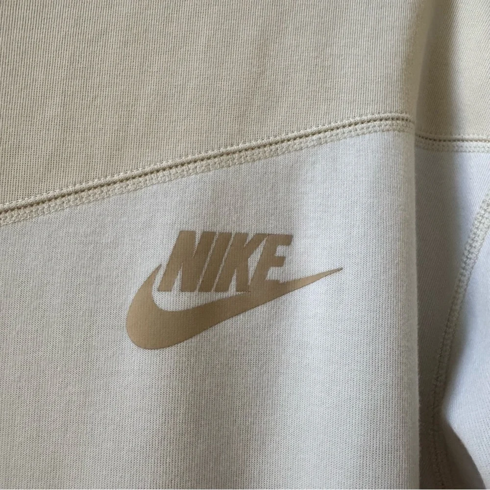 Nike Sportswear Tech Fleece Crewneck Cropped Sweatshirt Women’s size large